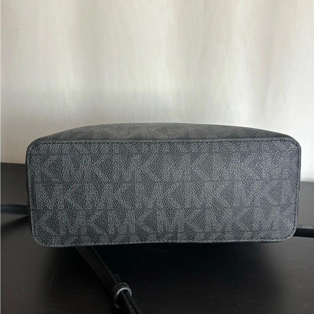 Michael Kors Jet Set Black Crossbody Bag • Chain Strap • Like New